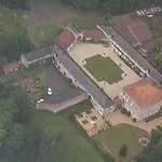 לינה וארוחת בוקר Chateau De L'oiseliniere 4*